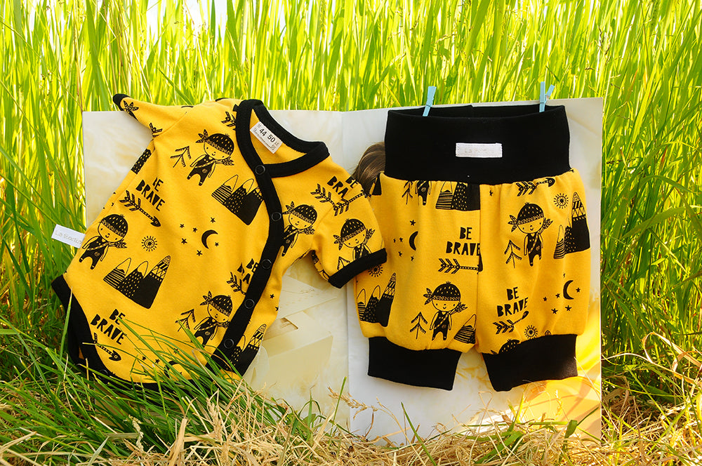 Wickelbody und Shorts Baby Anzug in Senfgelb