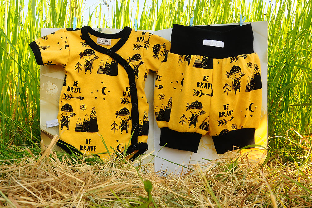 Wickelbody und Shorts Baby Anzug in Senfgelb