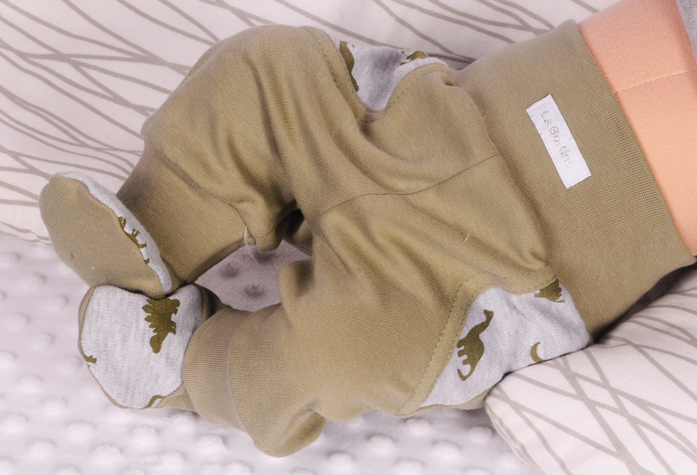 Baby Schlupfhose Hose mit Füßchen in Khaki mit Dinos Muster