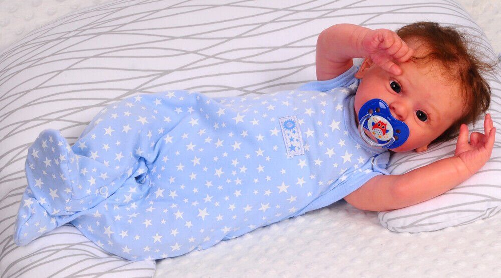 Strampler Mütze und Hemdchen Baby Anzug in Blau mit Sternen Muster