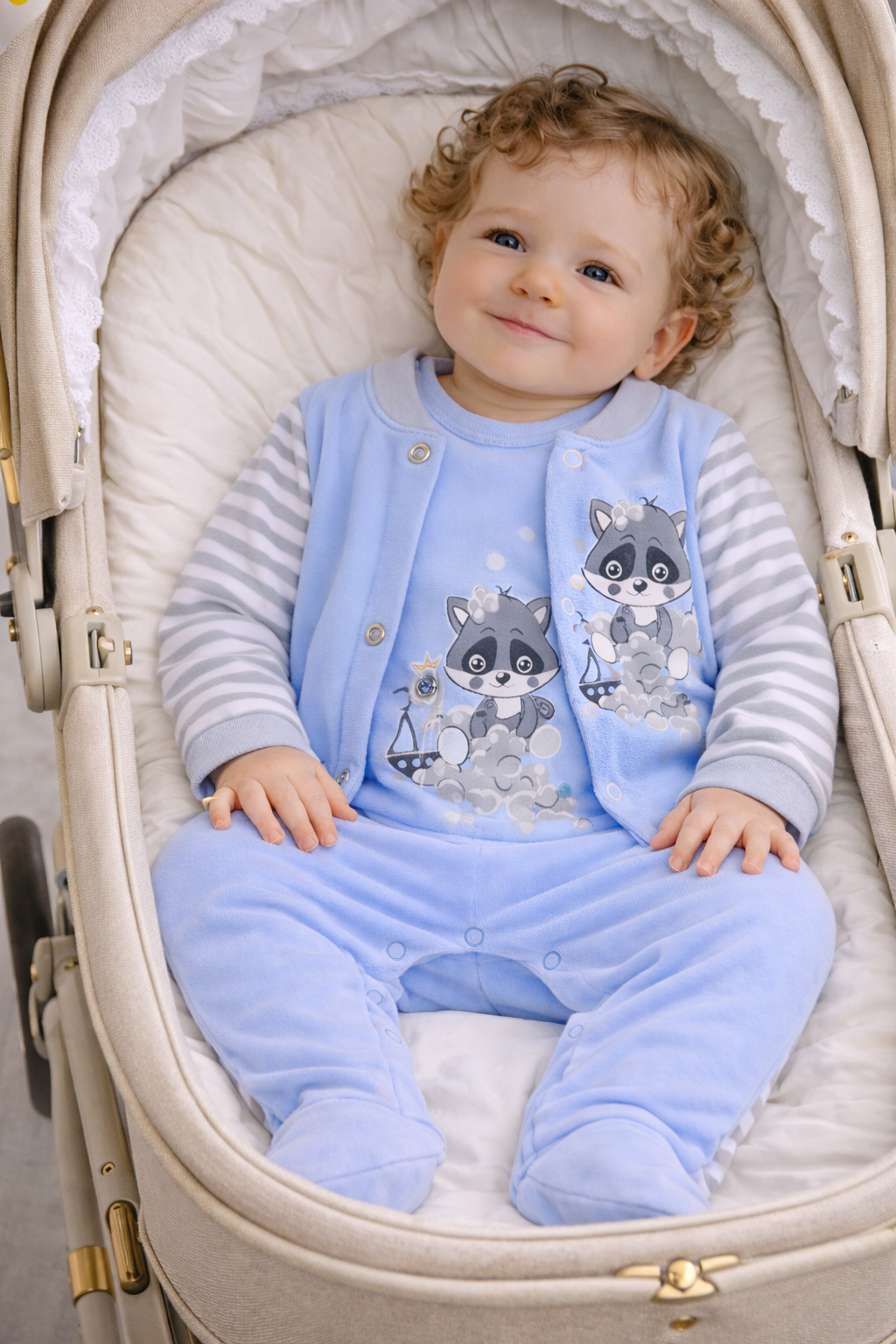 Strampler Hemdchen Baby Anzug in Blau mit Waschbär
