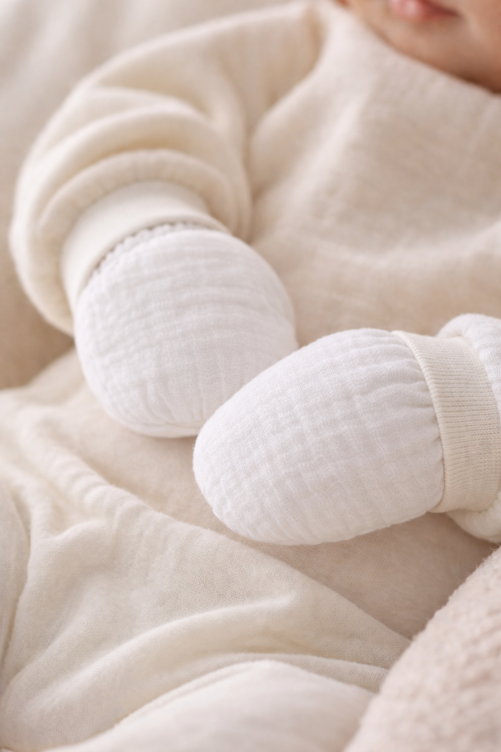 Baby Kratzfüustlinge 2er Pack aus Musselin creme weiß